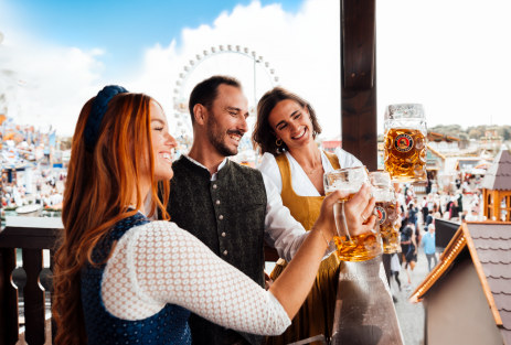 Gäste trinken PAULANER Oktoberfestbier auf dem Balkon des PAULANER Festzelt