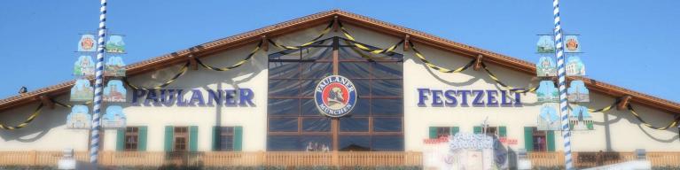 Frontansicht vom Paulaner Festzelt auf dem Münchner Oktoberfest.