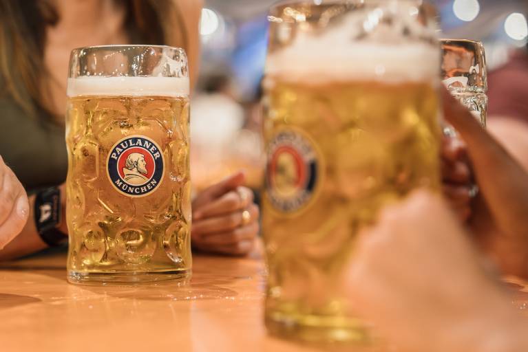 Maß Oktoberfestbier im Paulaner Festzelt auf dem Münchner Oktoberfest.