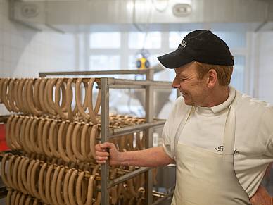 Metzgermeister Andreas Jung bei der Herstellung von Wurstwaren