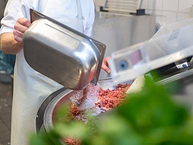 Metzgermeister Andreas Jung am Kutter in der Stiftl Wirtshausmetzgerei